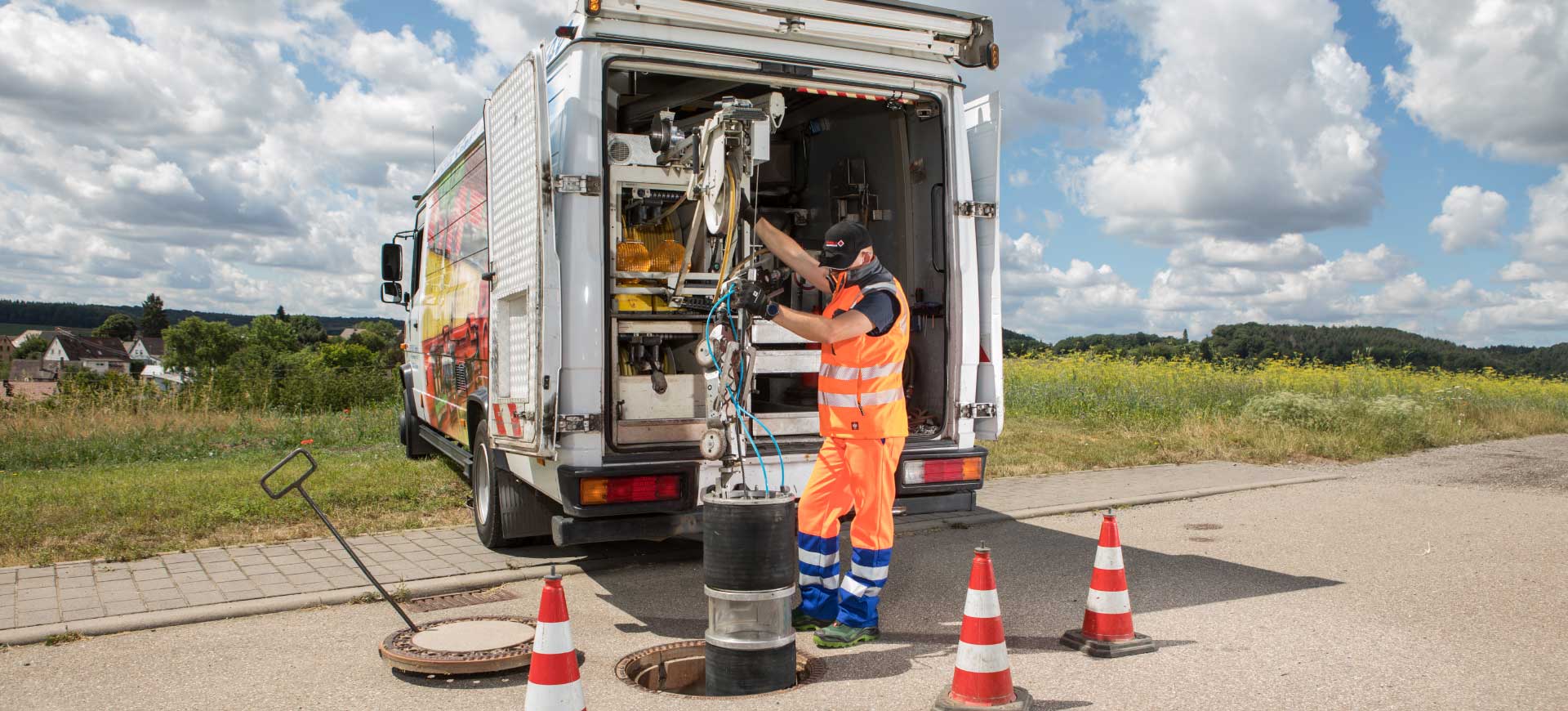 Beyerle-Mitarbeiter mit Prüffahrzeug am Gulli