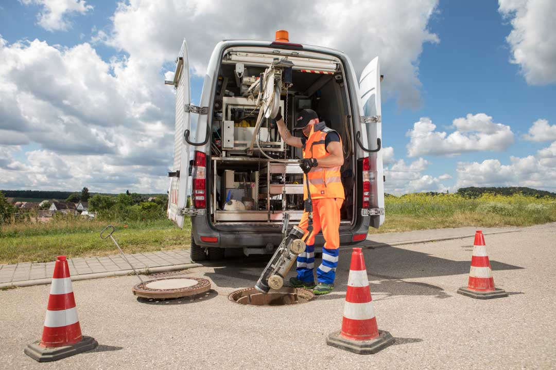 TV-Kanalinspektionsfahrzeug lässt Kanalroboter mit Winde herab