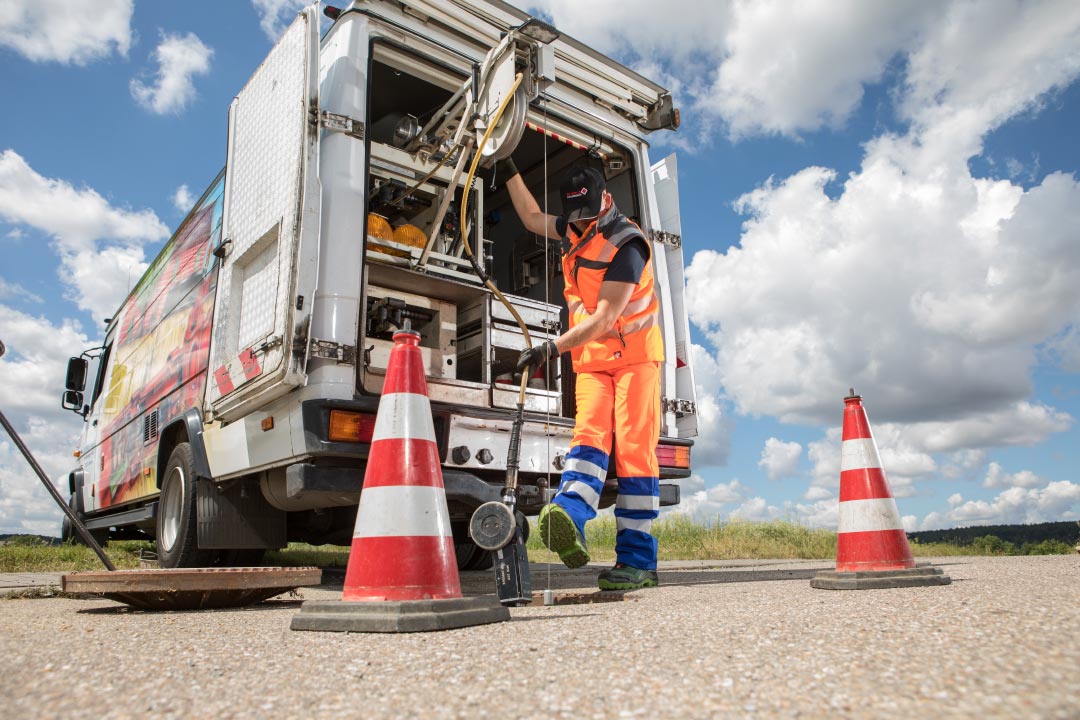 TV-Roboter wird mit Winde in Gulli abgelassen